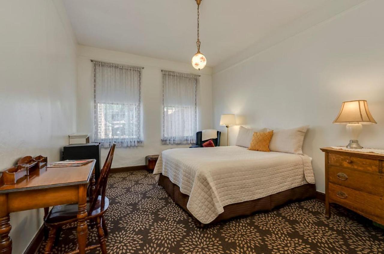 Ryan Hotel 华莱士 外观 照片